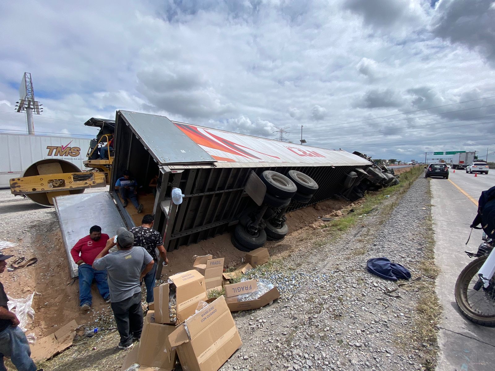 Tráiler sale del camino y vuelca en la 57 - Noticias de Querétaro