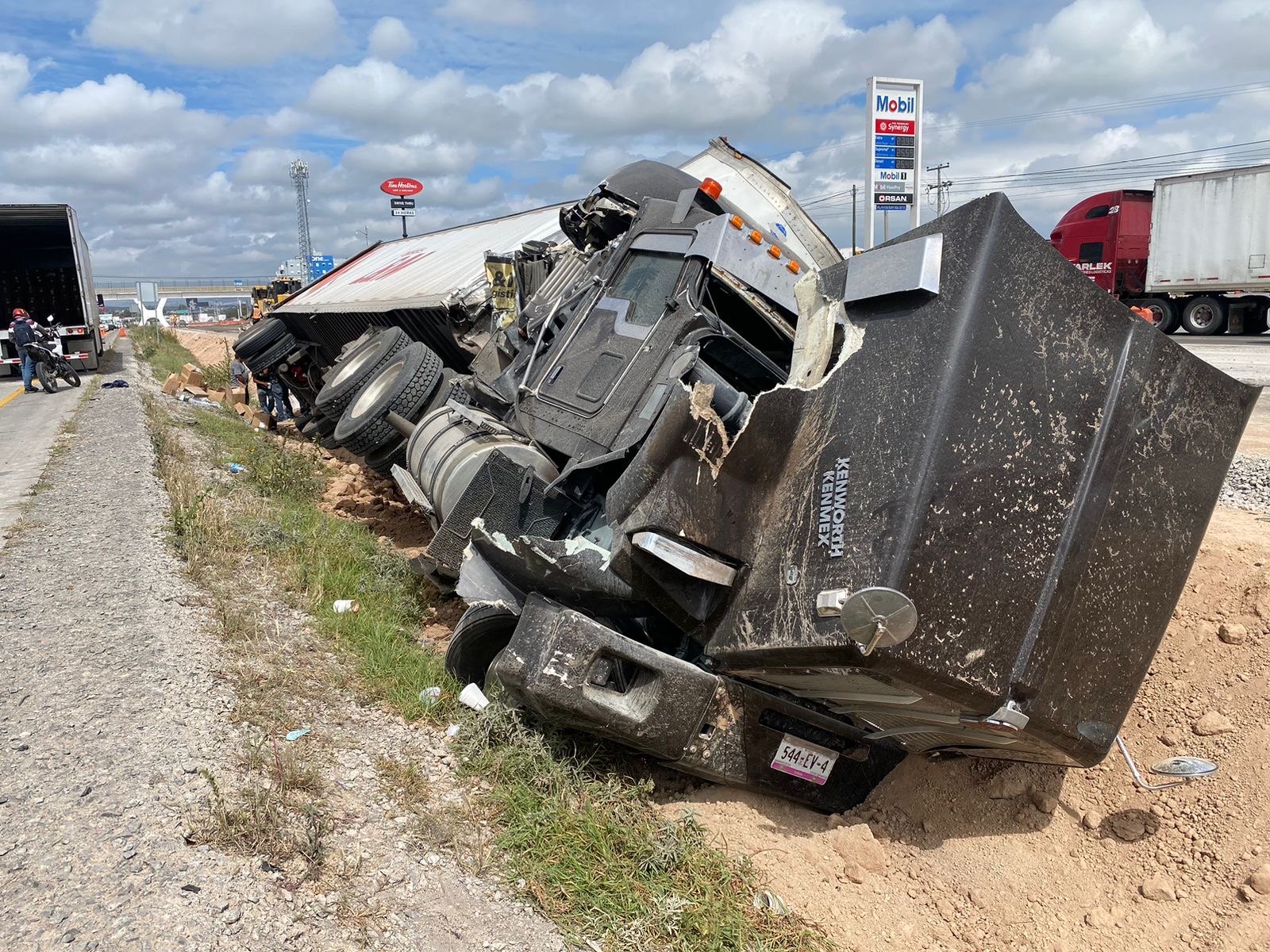 Tráiler sale del camino y vuelca en la 57 - Noticias de Querétaro