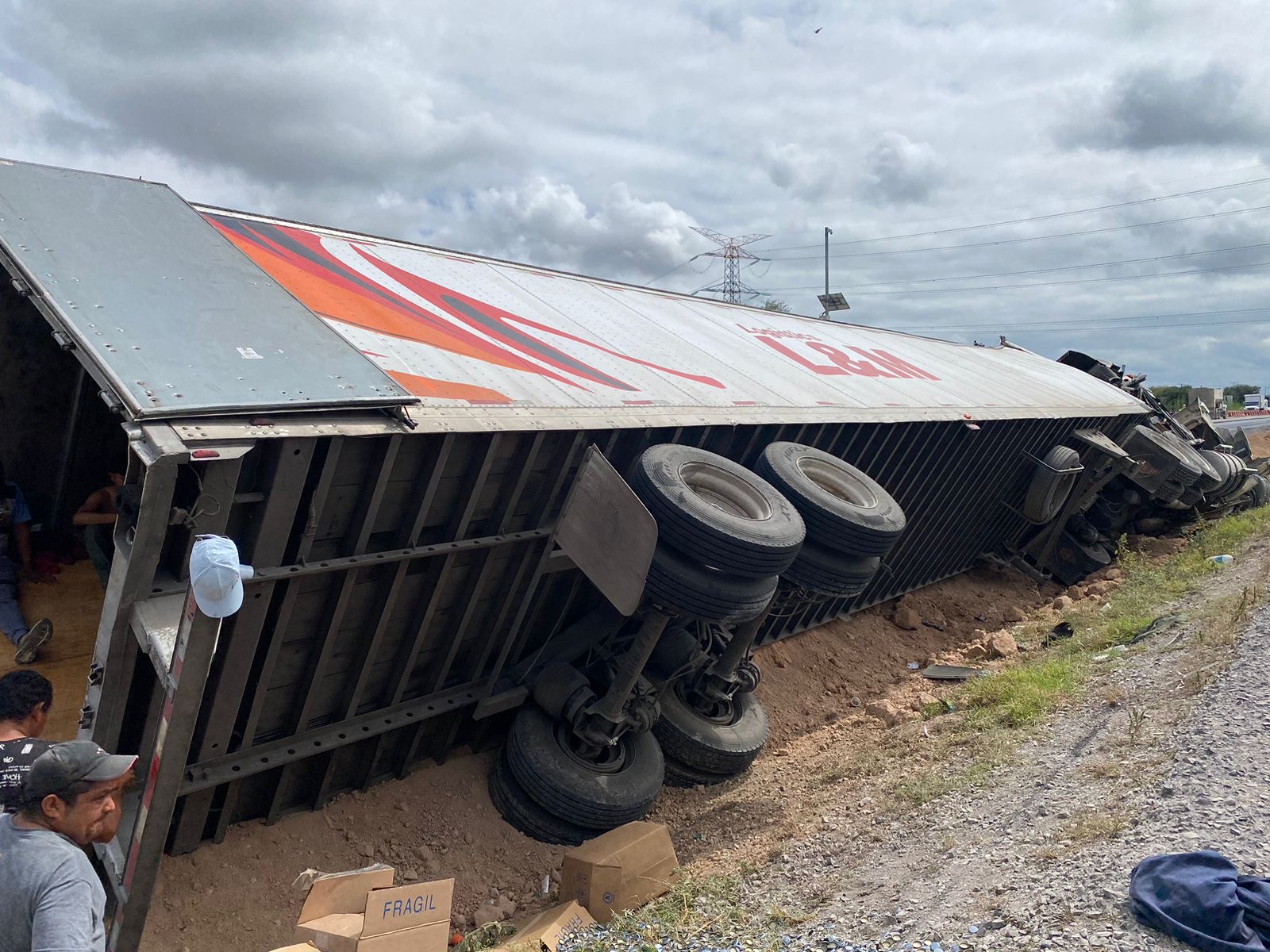 Tráiler sale del camino y vuelca en la 57 - Noticias de Querétaro