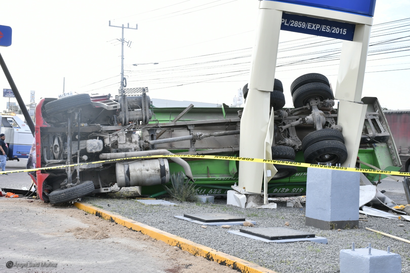Pipa con agua vuelca en acceso a una gasolinera en la 57 - Noticias de ...
