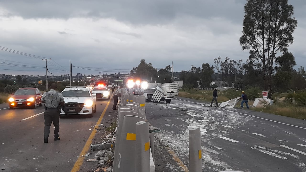 Camioneta choca contra muro - Noticias de Querétaro