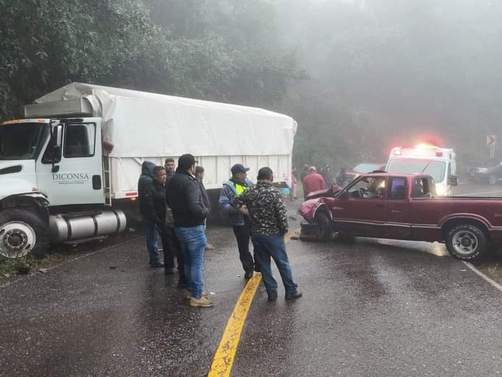 Camioneta derrapa y choca contra camión de carga - Noticias de Querétaro