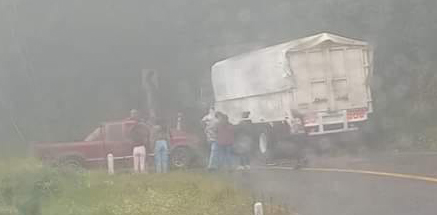 Camioneta derrapa y choca contra camión de carga - Noticias de Querétaro