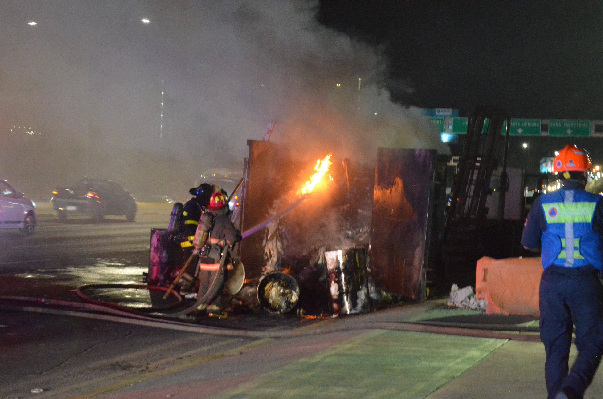 Se incendia contenedor con basura en 5 de Febrero - Noticias de Querétaro