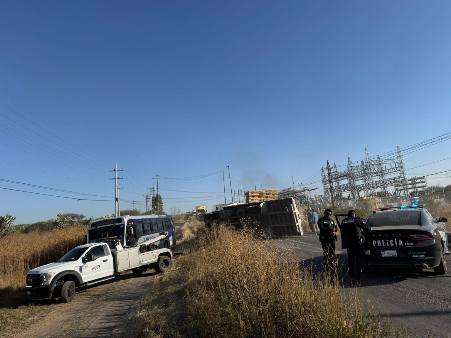 Camión cargado con tarimas vuelca en la estatal 500 - Noticias de Querétaro