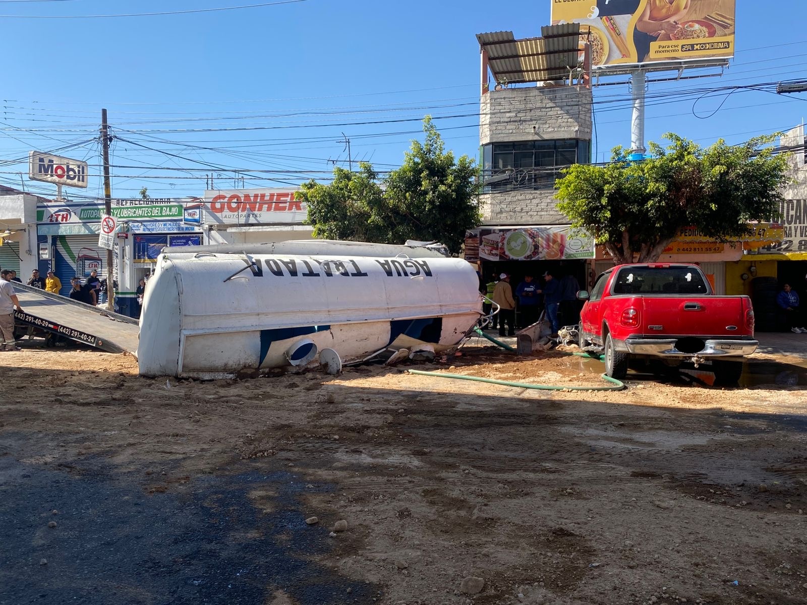Pipa cae sobre tres vehículos desde puente de santa Bárbara - Noticias ...