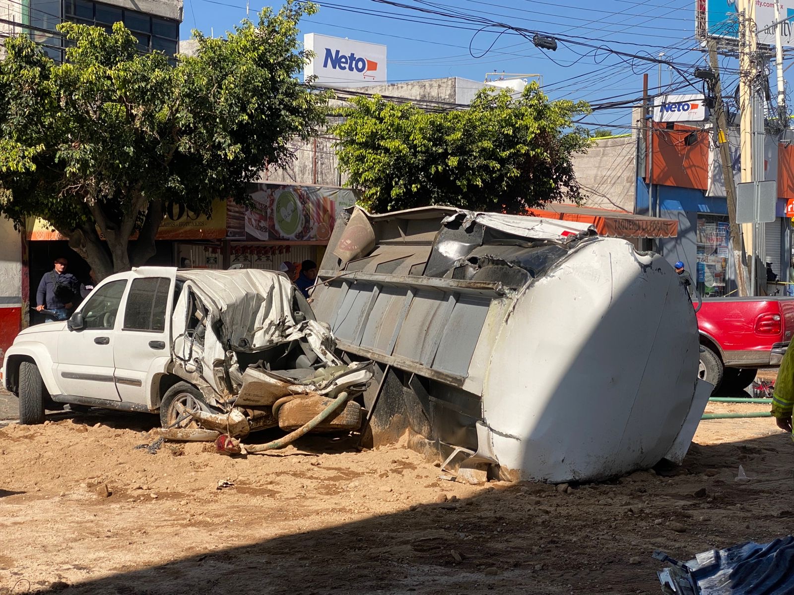 Pipa cae sobre tres vehículos desde puente de santa Bárbara - Noticias ...