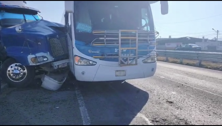 Aparatoso choque en la 57 - Noticias de Querétaro