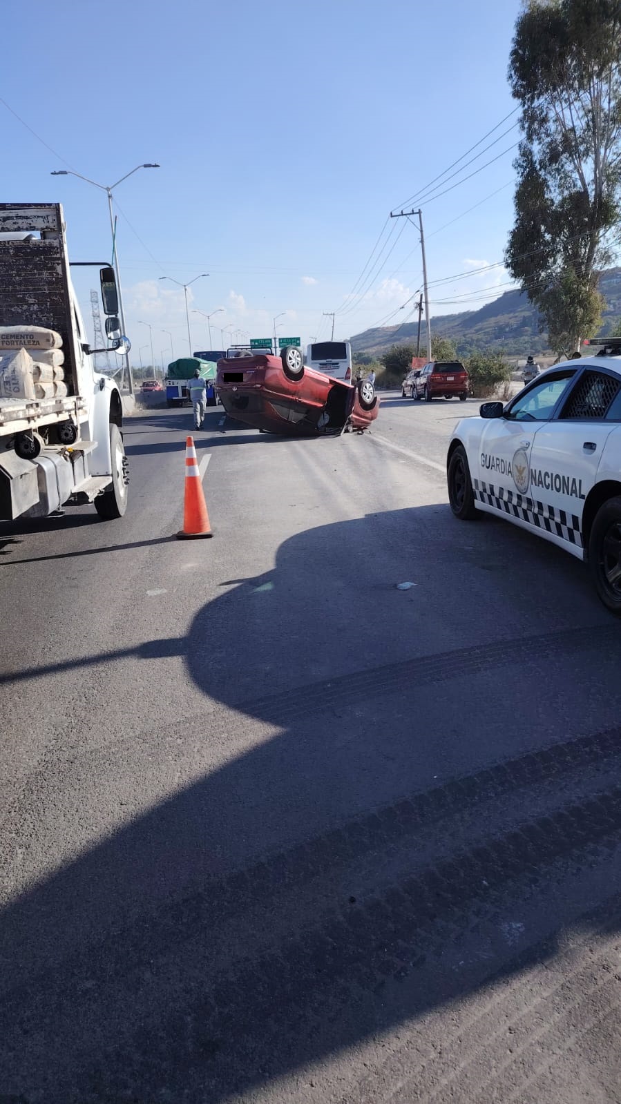 Vuelca auto en el viajaban mujer y menor, en el libramiento Norponiente ...