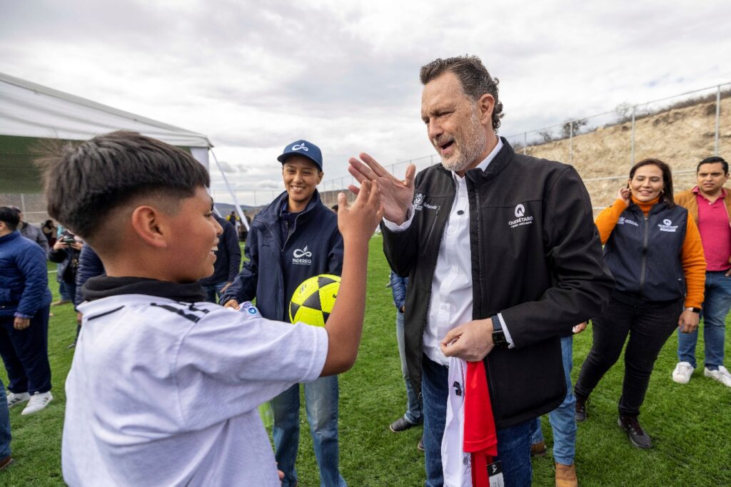Entrega Mauricio Kuri cancha de futbol 7 en Peñamiller - Noticias de ...