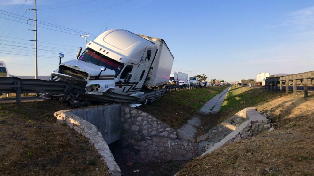 Tráiler sale del camino en la 57 - Noticias de Querétaro