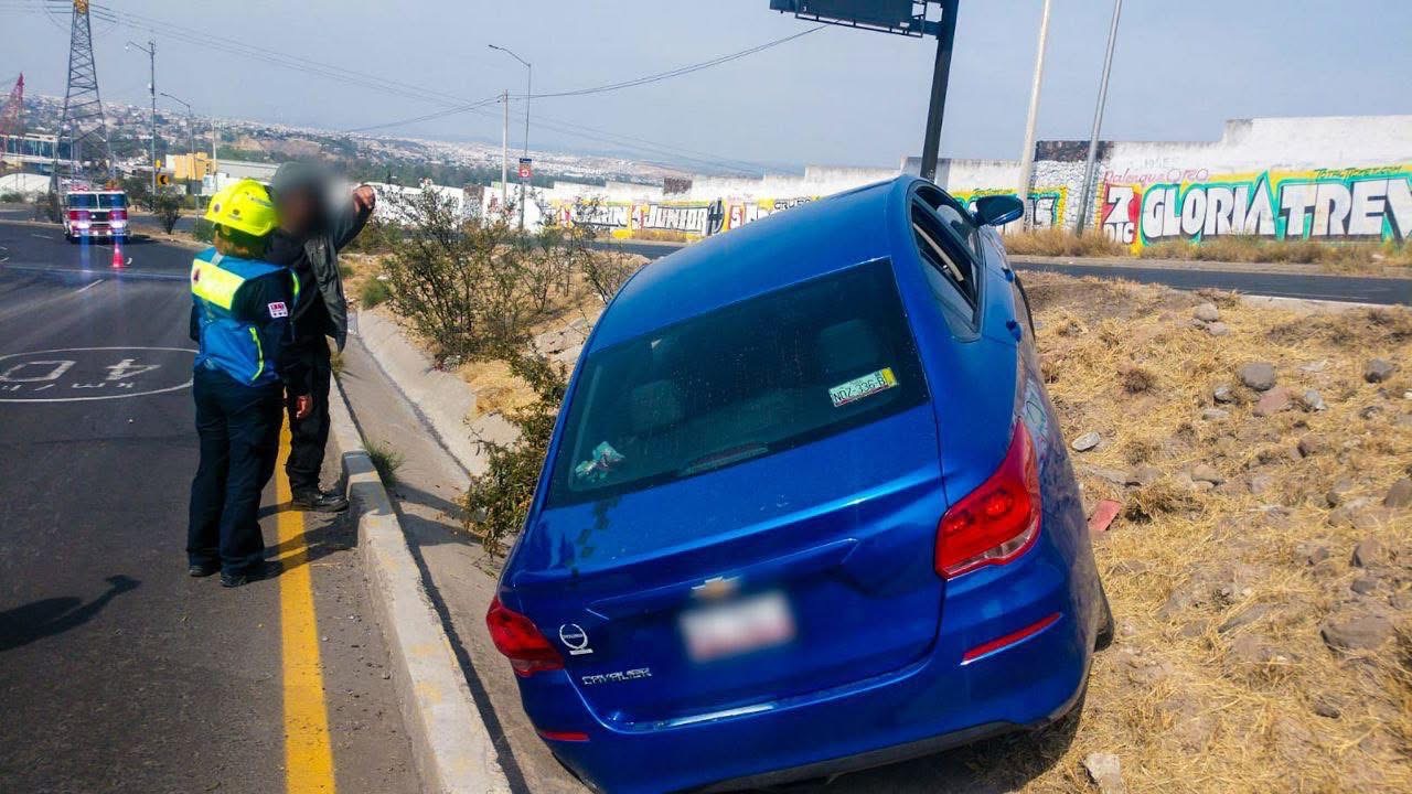 Auto sale del camino y termina en camellón del boulevard de La Nación ...