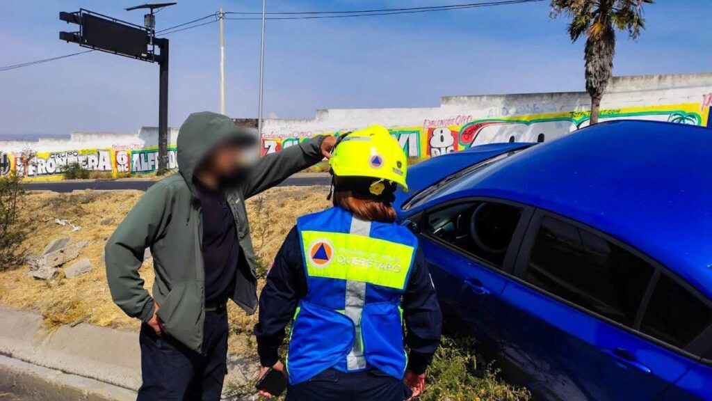 Auto sale del camino y termina en camellón del boulevard de La Nación ...