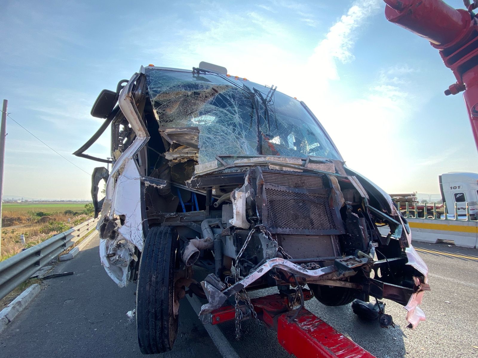 Se queda dormido al volante y causa choque múltiple (7)