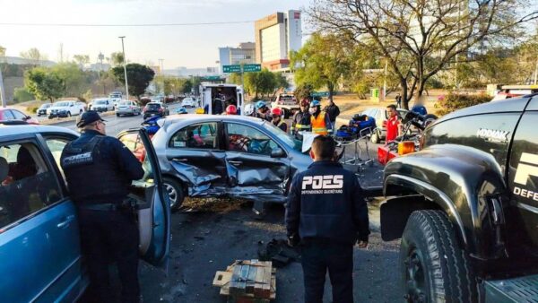 Dos prensados tras accidente en Bernardo Quintana (1)