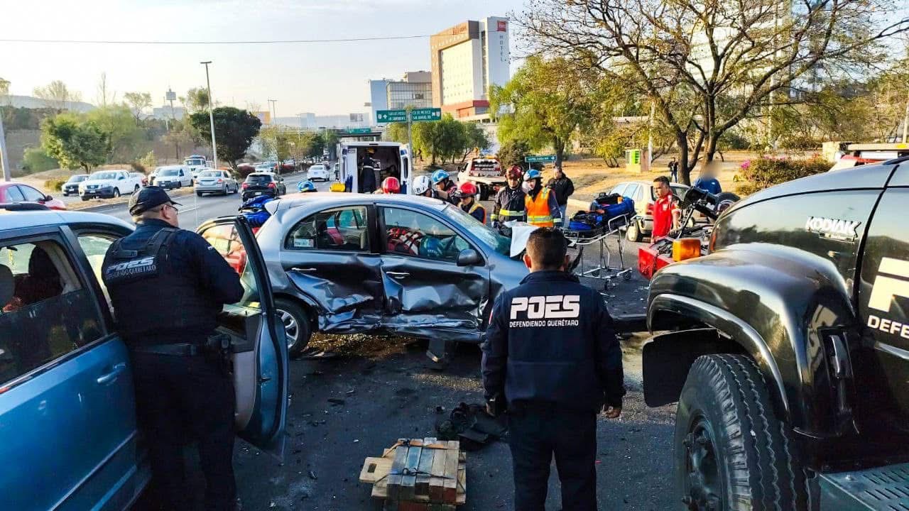 Dos prensados tras accidente en Bernardo Quintana (1)
