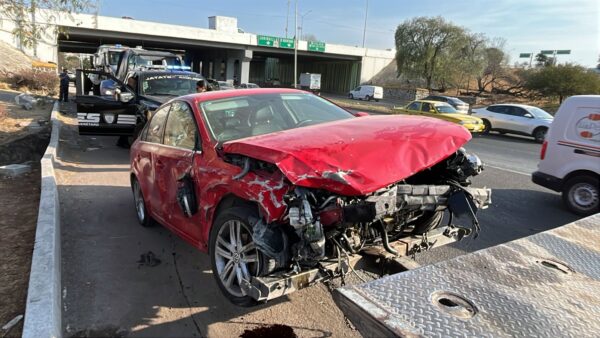 Dos prensados tras accidente en Bernardo Quintana (2)