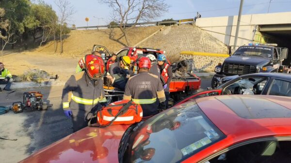 Dos prensados tras accidente en Bernardo Quintana (3)
