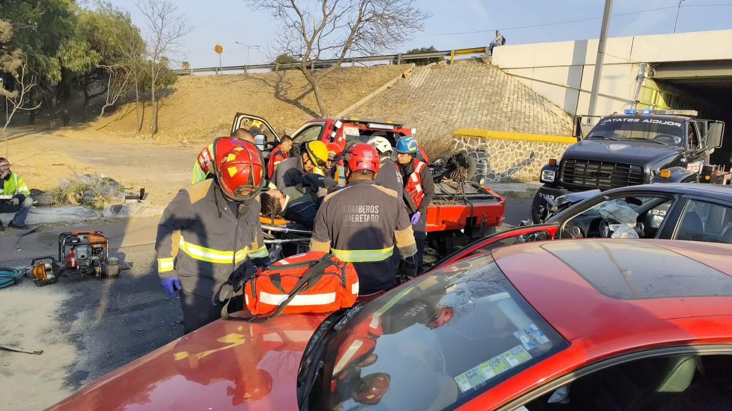 Dos prensados tras accidente en Bernardo Quintana (3)