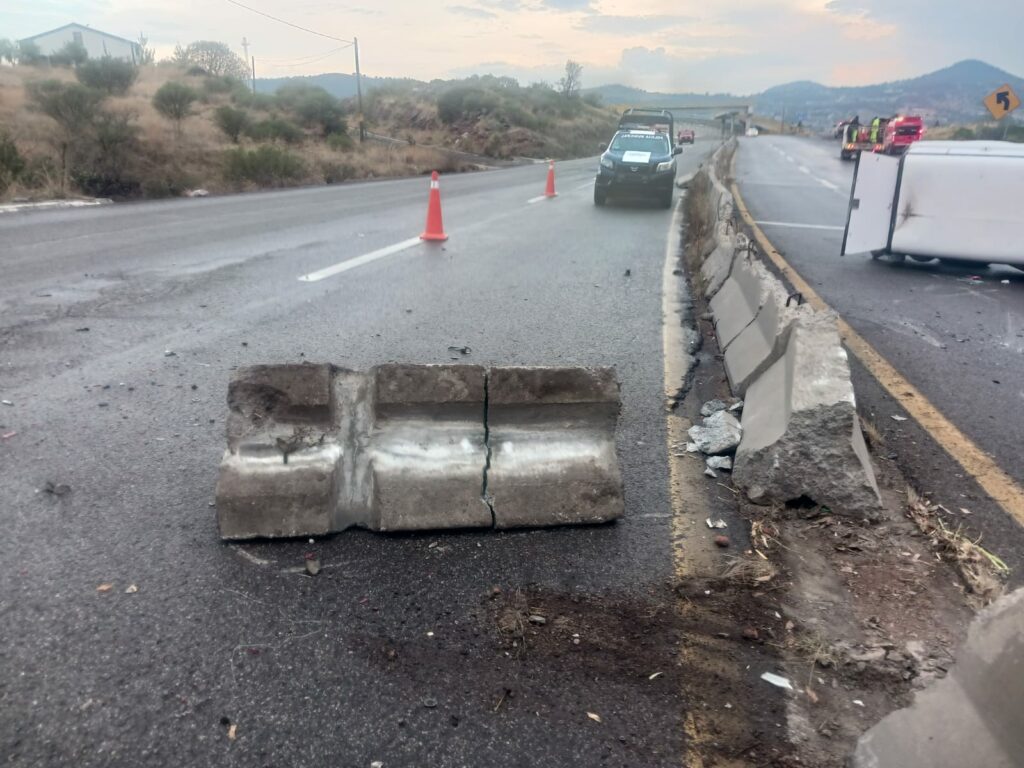 Choca contra muro de contención y vuelca - Noticias de Querétaro