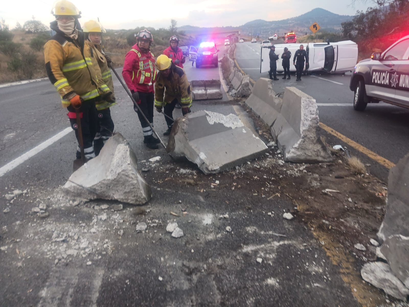 Choca contra muro de contención y vuelca - Noticias de Querétaro