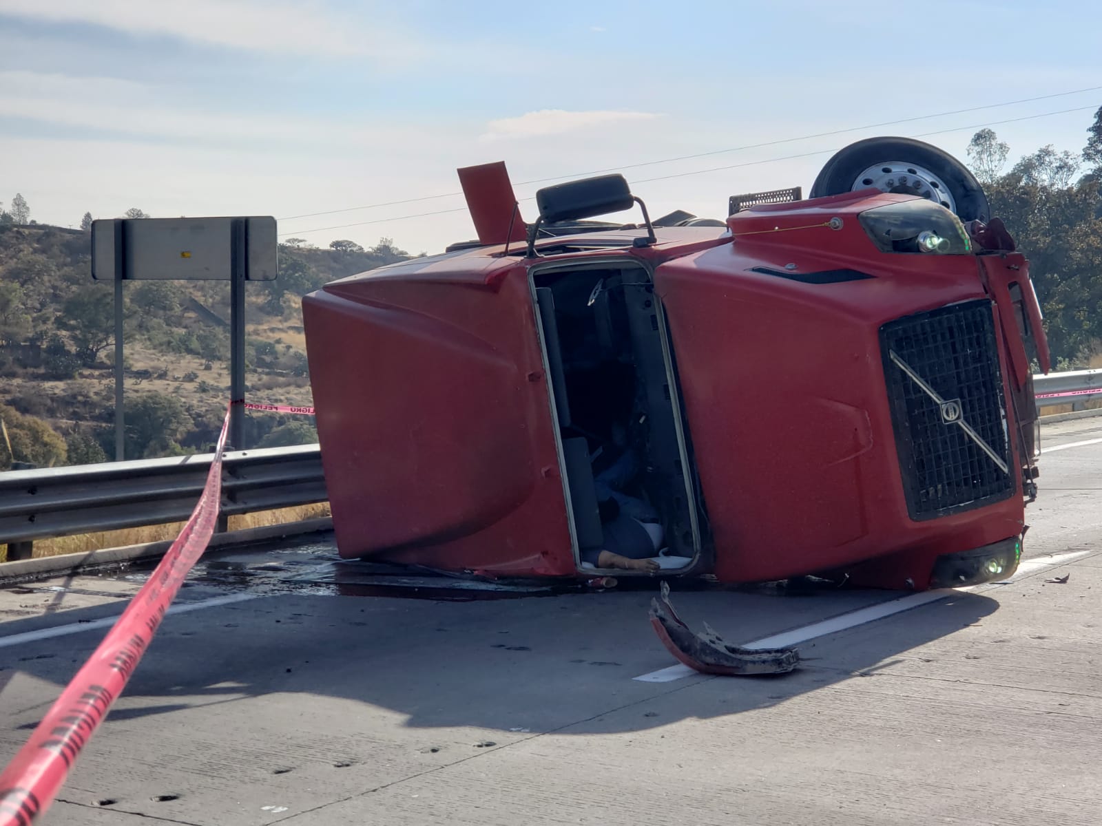 Tiroteo, persecución y mortal volcadura en el macrolibramiento Palmillas-Apaseo (7)