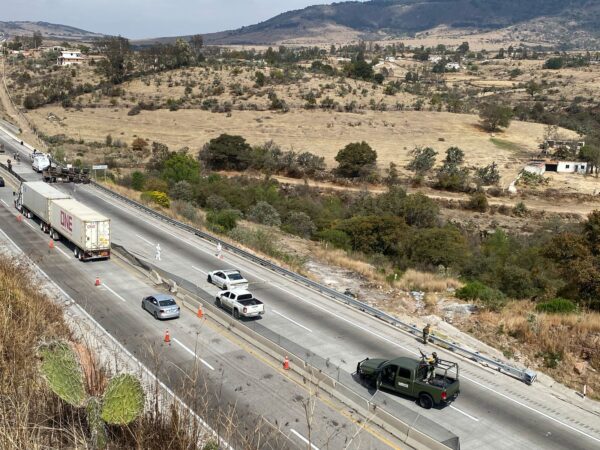 Tiroteo, persecución y mortal volcadura en el macrolibramiento Palmillas-Apaseo (8)