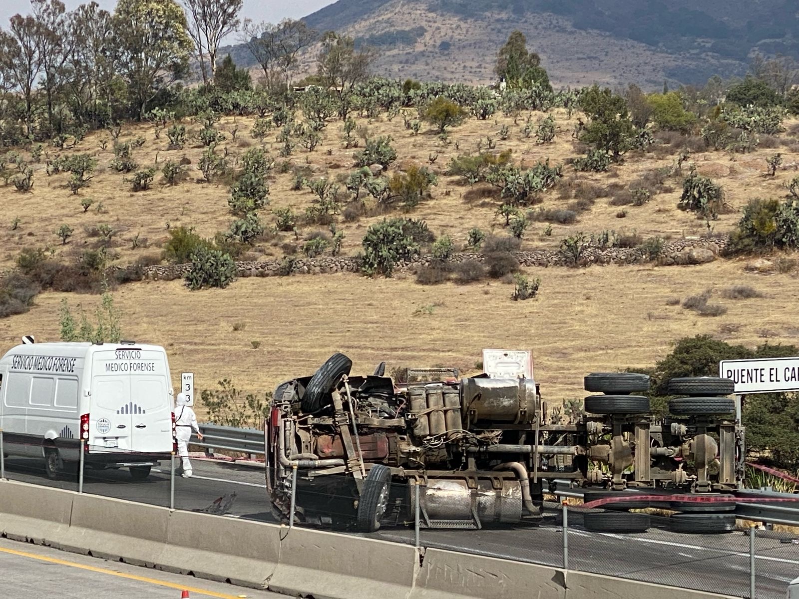 Tiroteo, persecución y mortal volcadura en el macrolibramiento Palmillas-Apaseo (1)