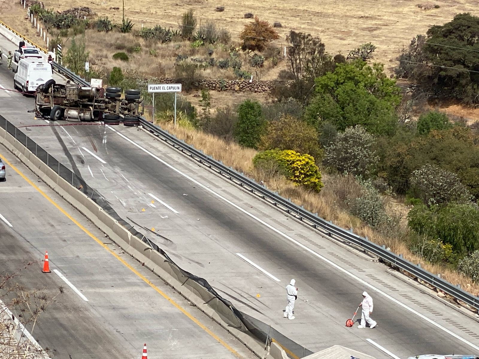 Tiroteo, persecución y mortal volcadura en el macrolibramiento Palmillas-Apaseo (2)