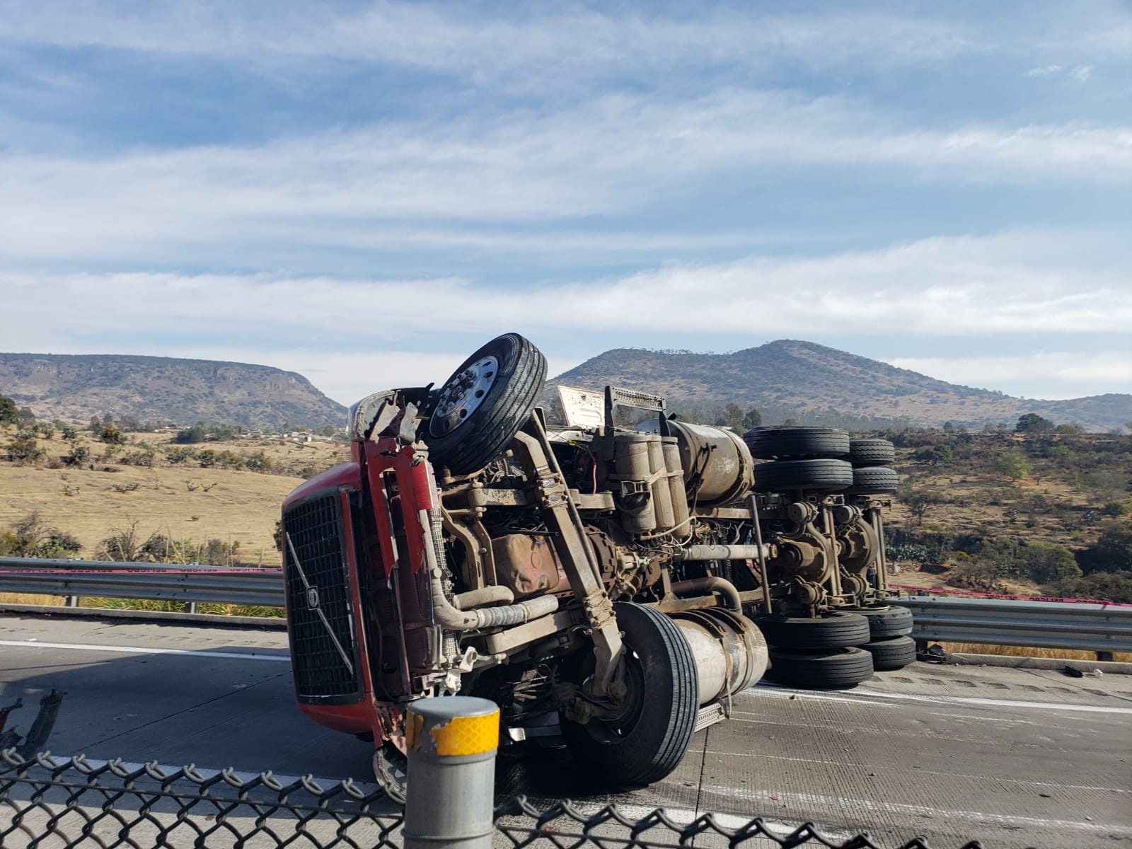 Tiroteo, persecución y mortal volcadura en el macrolibramiento Palmillas-Apaseo (4)