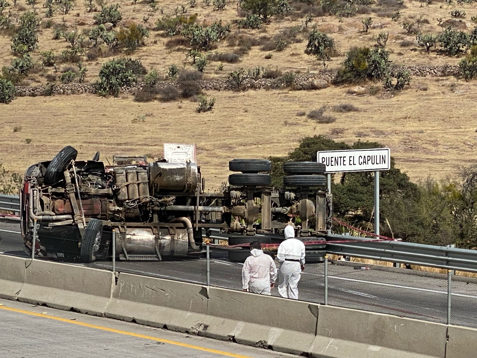 Tiroteo, persecución y mortal volcadura en el macrolibramiento Palmillas-Apaseo (5)