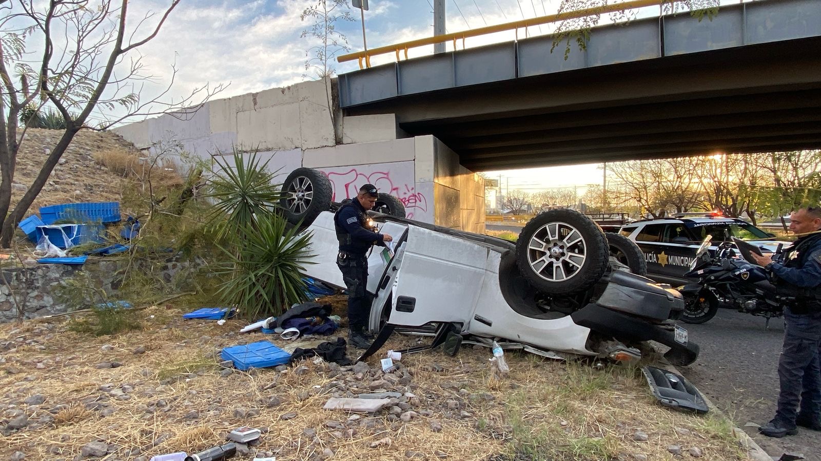 Auto cae de puente vehicular - Noticias de Querétaro