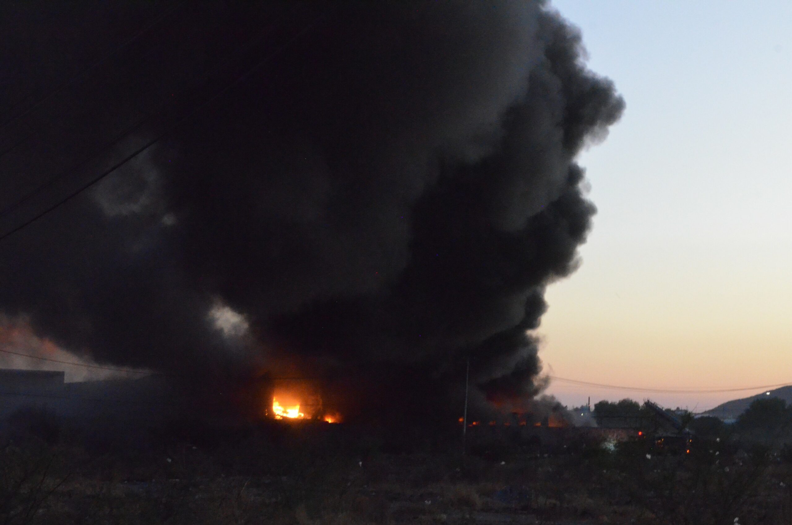 Voraz incendio en empresa de SRJ (5)