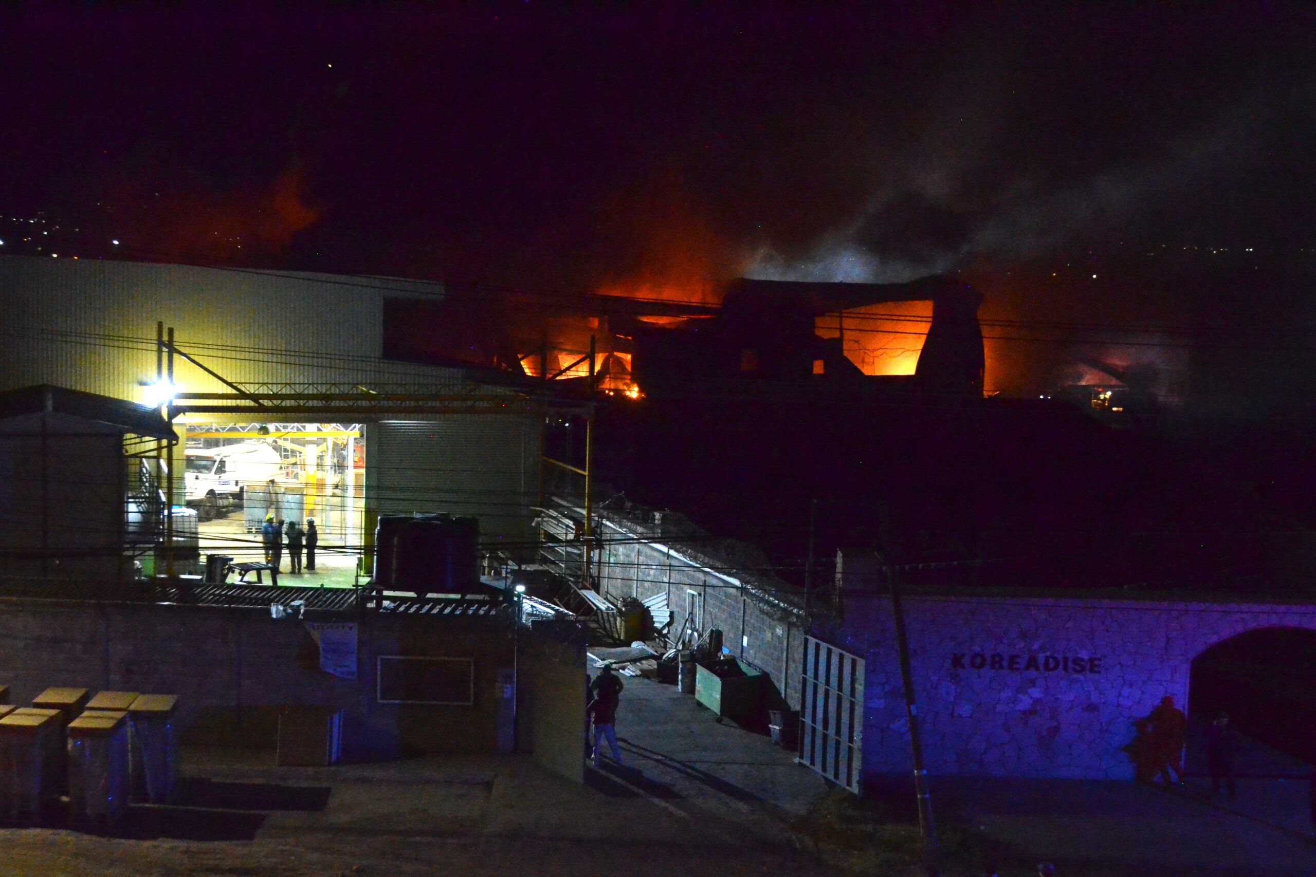 Voraz incendio en empresa de SRJ (2)