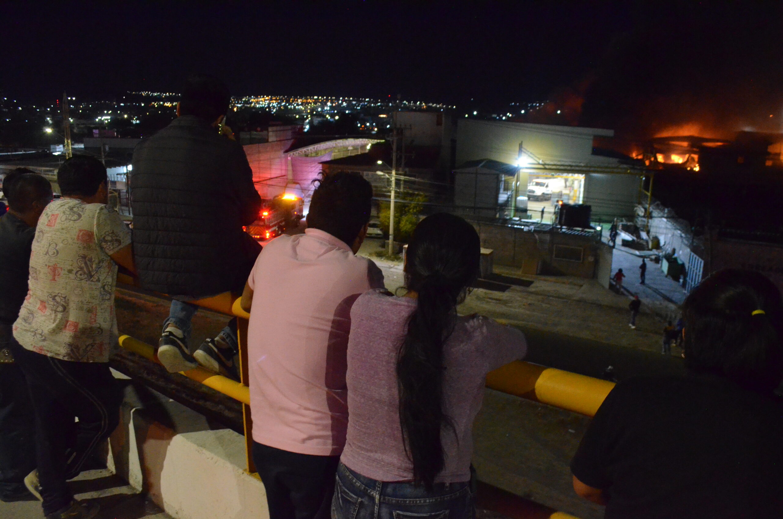 Voraz incendio en empresa de SRJ (3)