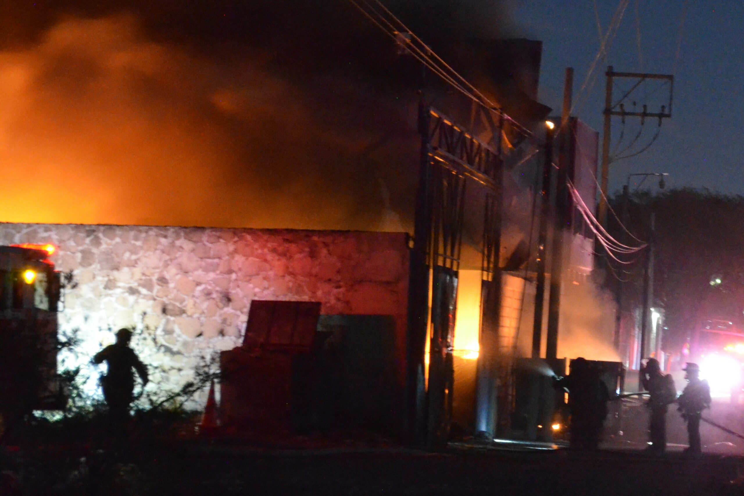 Voraz incendio en empresa de SRJ (4)
