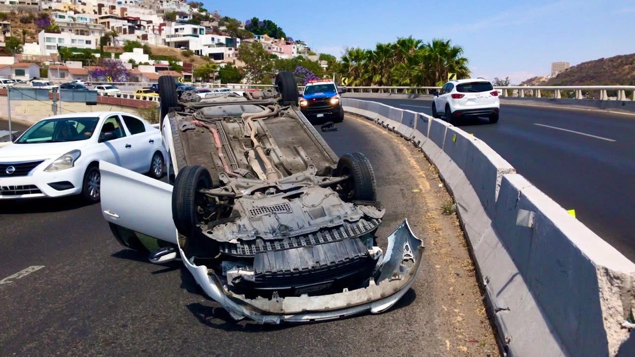 Auto vuelca en el Fray Junípero Serra (3)