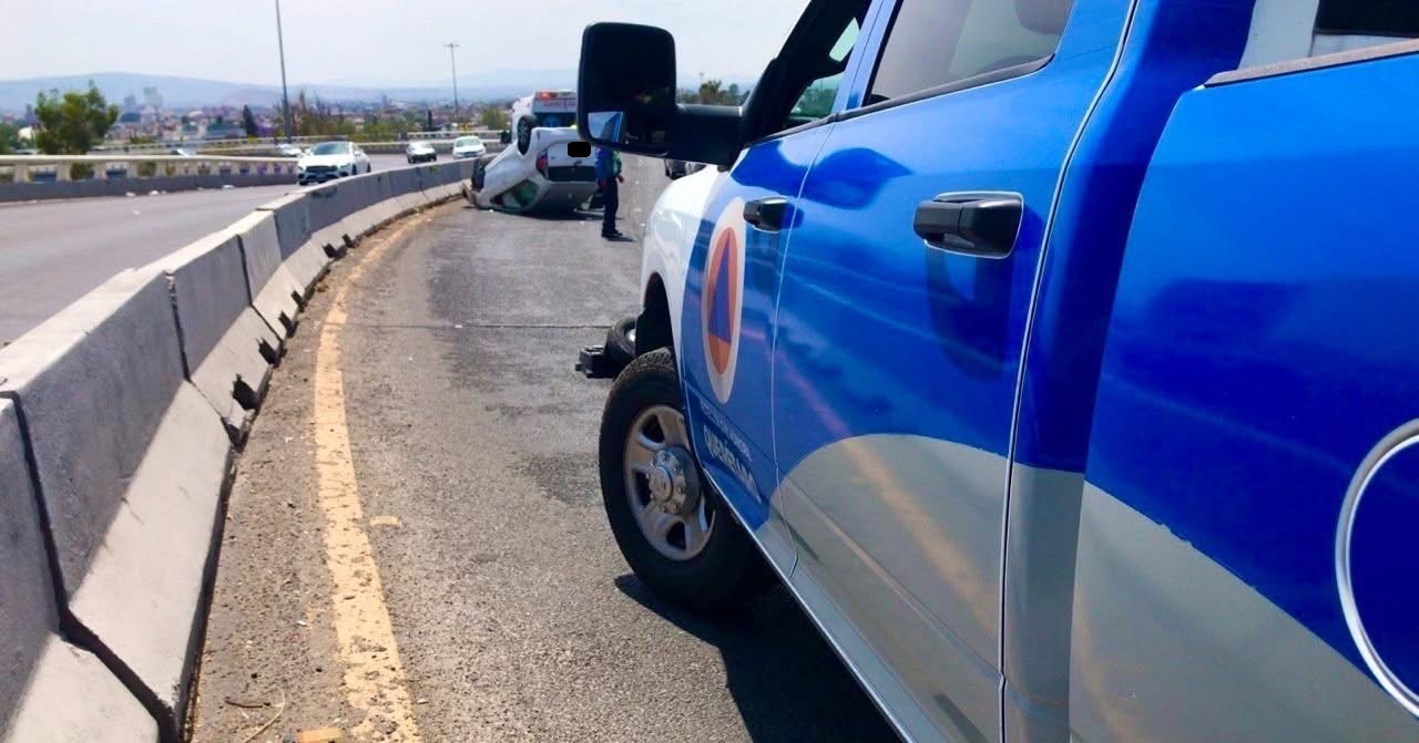 Auto vuelca en el Fray Junípero Serra (1)