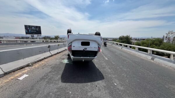 Auto vuelca en el Fray Junípero Serra (2)