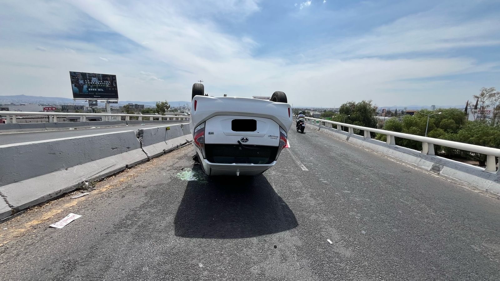 Auto vuelca en el Fray Junípero Serra (2)