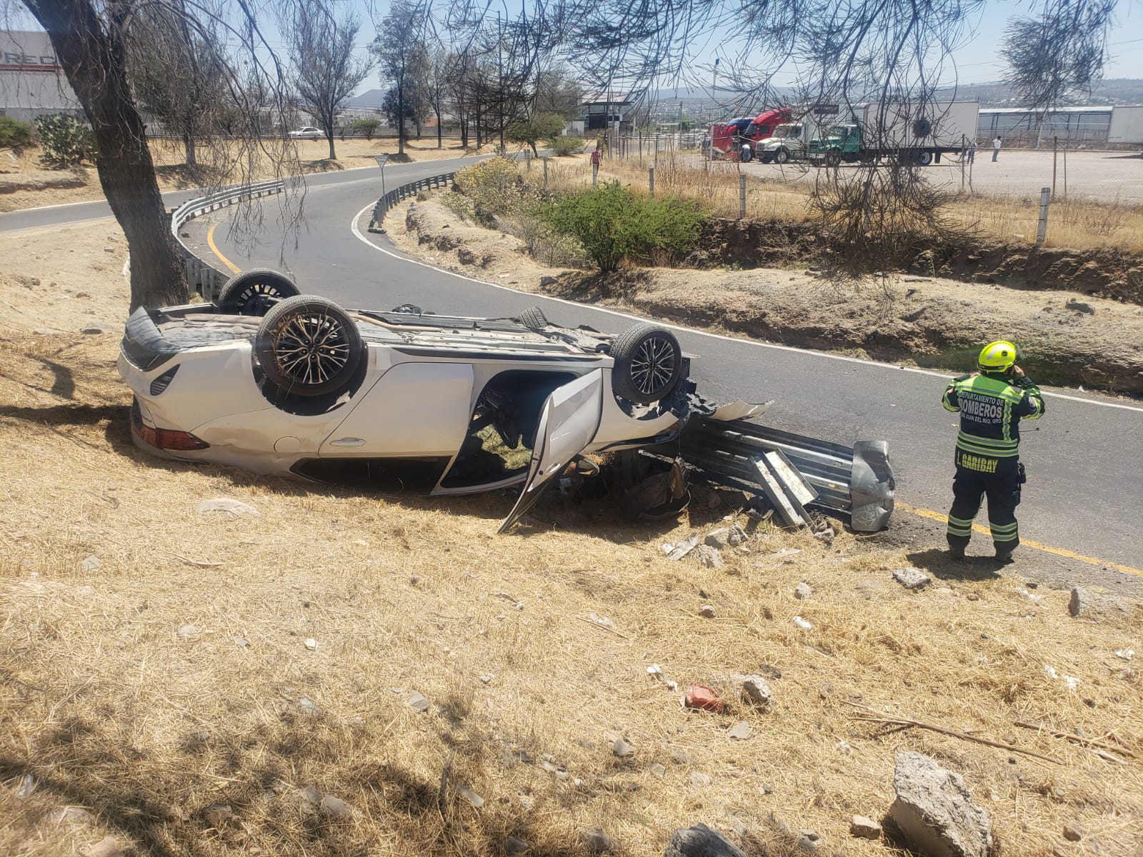 Veloz automovilista vuelca y sale del camino - Noticias de Querétaro