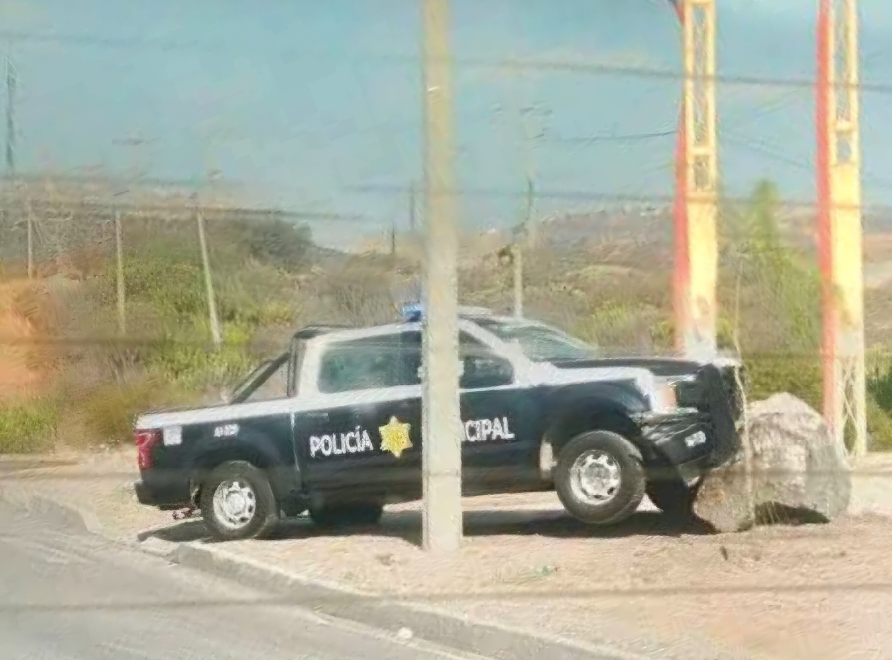 Patrulla de la Guardia Municipal choca contra roca fuera de la vialidad ...