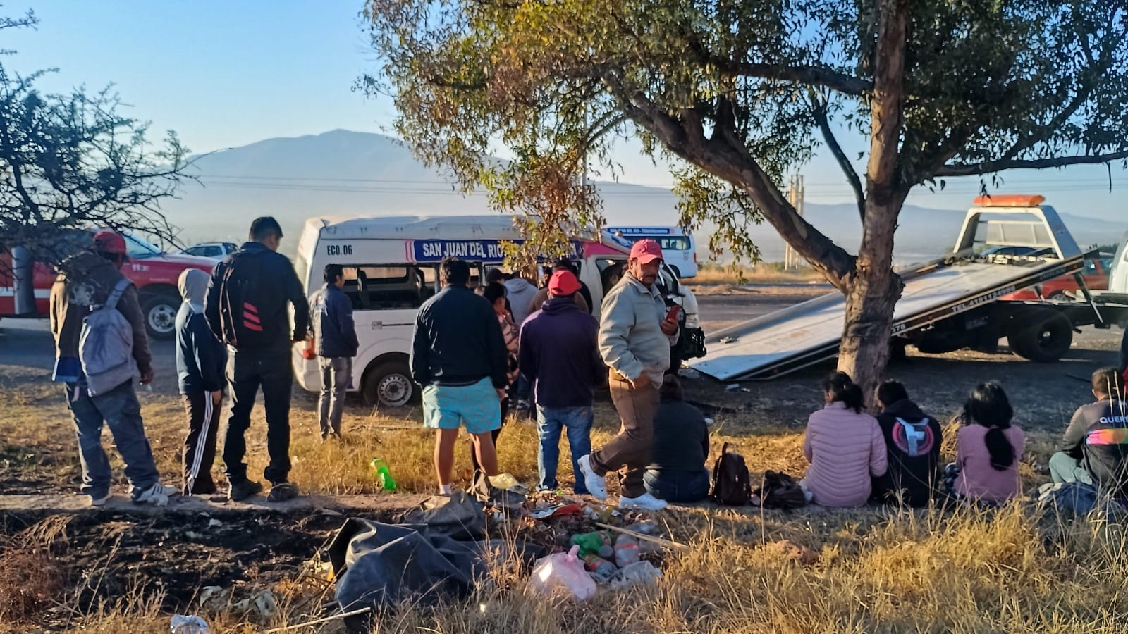 Camioneta pasajera choca contra árbol en Tequisquiapan (5)