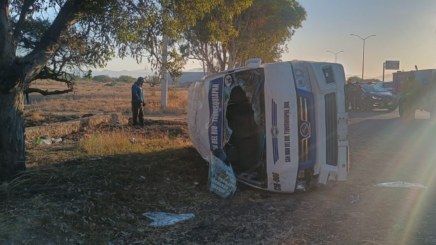 Camioneta pasajera choca contra árbol en Tequisquiapan (2)
