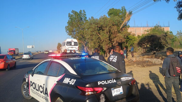 Camioneta pasajera choca contra árbol en Tequisquiapan (3)