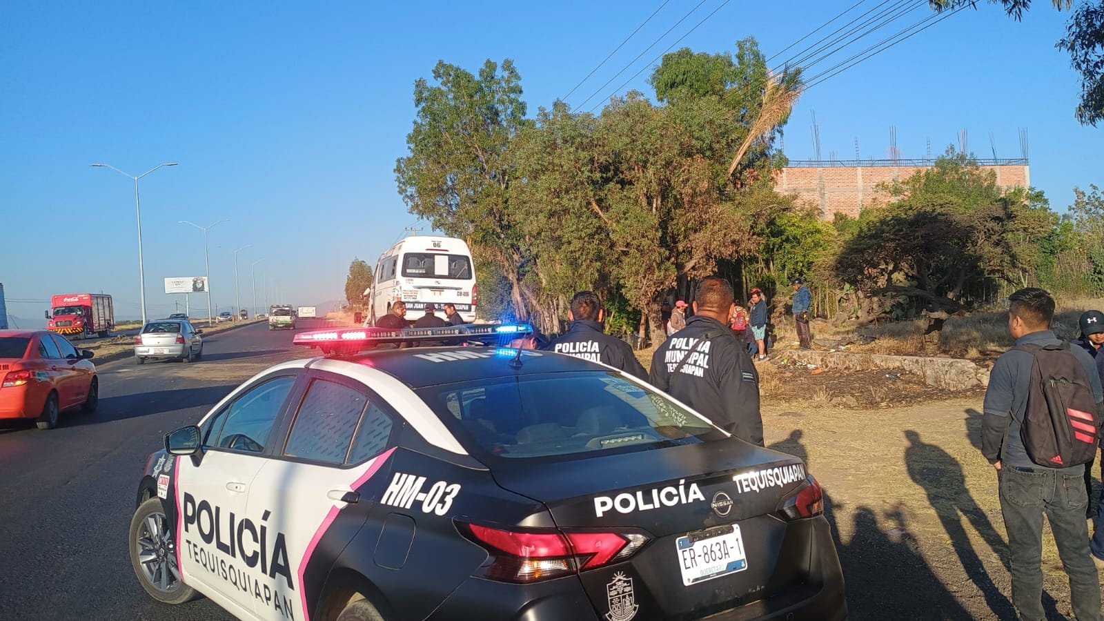 Camioneta pasajera choca contra árbol en Tequisquiapan (3)