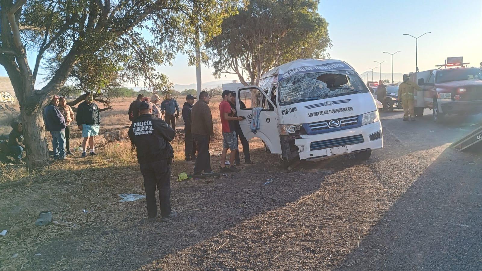 Camioneta pasajera choca contra árbol en Tequisquiapan (4)