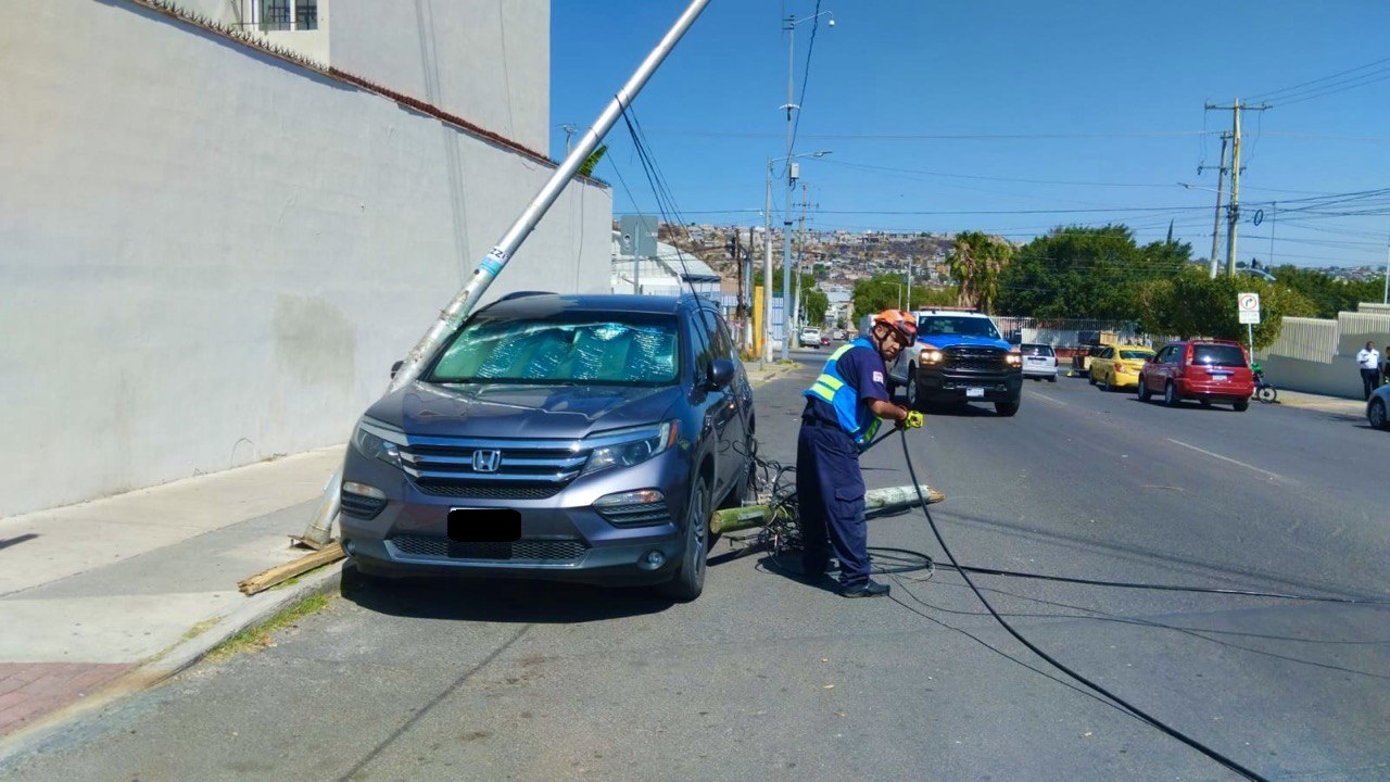 Luminaria derribada por camión cae sobre camioneta estacionada (5)