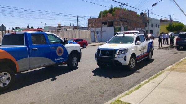 Luminaria derribada por camión cae sobre camioneta estacionada (3)