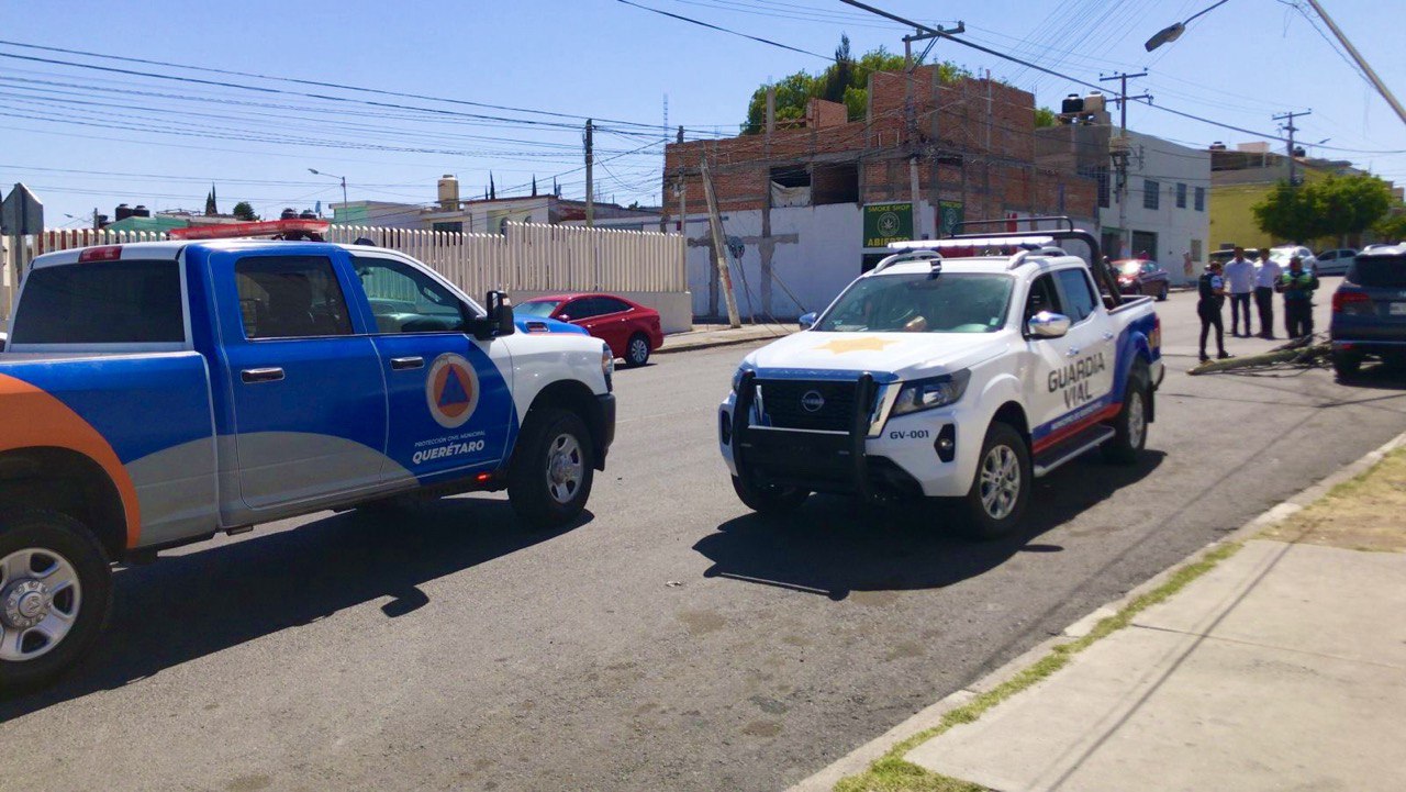 Luminaria derribada por camión cae sobre camioneta estacionada (3)